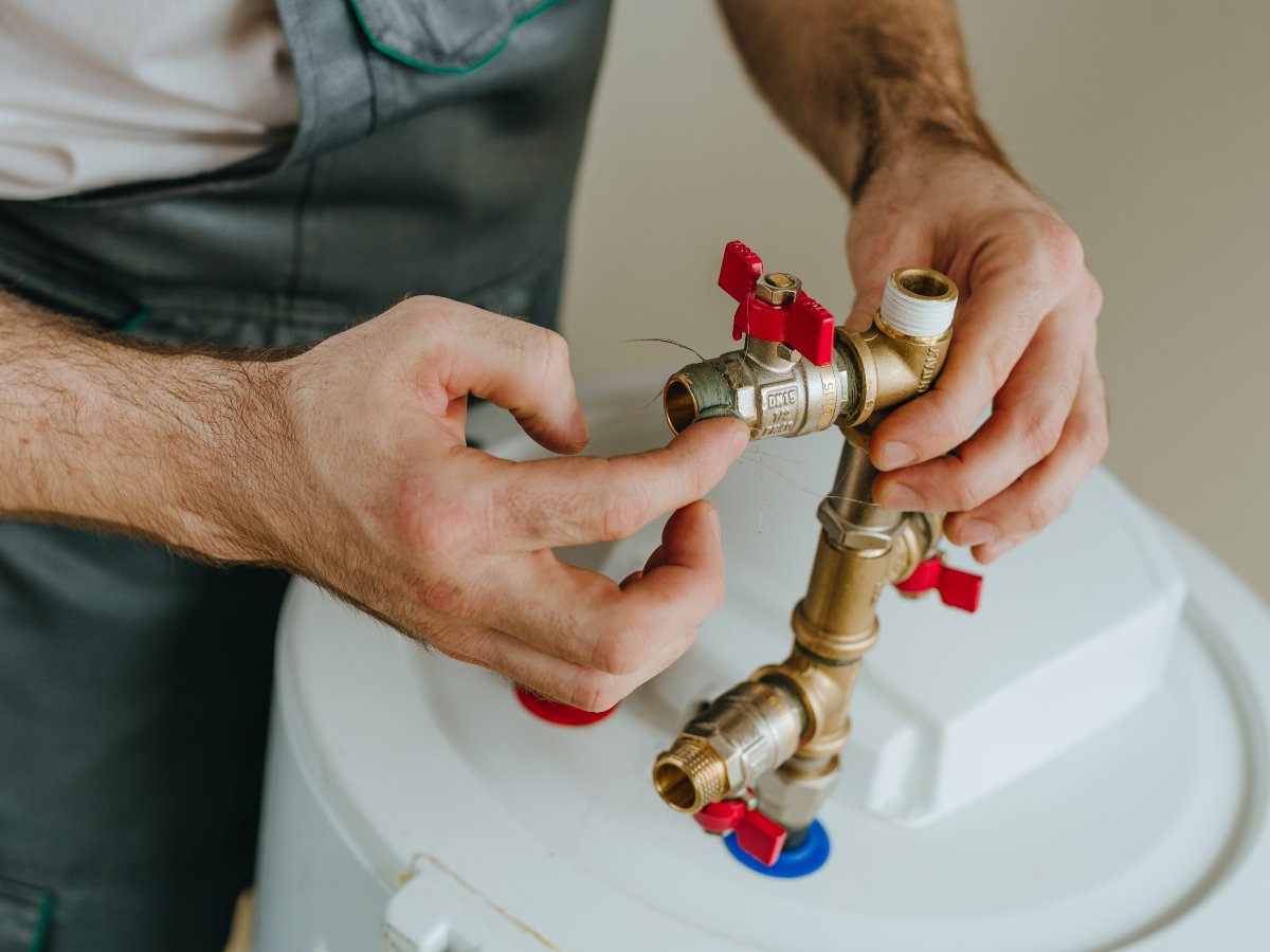 Close-up of a worker's hands wrapping hemp sealing thread and applying waterproofing paste, sealant around a metal fitting on a water heater SSUCv3H4sIAAAAAAAACnRSy27DIBC8V+o/WJwTFYc4r1t76K1SpR6rHha8SVYhYAFOFUX594KJIyq1N8/MephhuTw+VBWT4EmxTXVJKGLSuvfBQSBrIs0nN96hadGVzMmJBS8JoBJhS8E6Al2SEoLaGzhiJE2vdaKvg8h8gNB79CnLjVIQcBc9Mnm3yIE/M65GYRDjH1Fi72g7jWxSKL6XSXkjr1BrMGh7z0Y9n/eP2UvvyaD3T69kwKg/bW8H3v3yx9f9ZnZo1HloVjR2qBFy4888yg7fAd2xvAPoW7JF/ZNVoNOAKJyAOnDw67/OkSKzKxgb9sMCRydlexNcSsVm9XpsFVsfMXrZFtPm2Ic15+p5WRHRfURb24GMfTfVNobBkd+D99G0HfkioYqPyh6LNMaGoTnLrqyNu06wFmLNBW/qJV8tF/MVb24D+X3sKfoMoUejiNWB2rI7pQRsyYVo1VpMZ3JRT+eiXk2lBD4V26aRSnG5mMu4sesPAAAA//8DAPIcIJIIAwAA